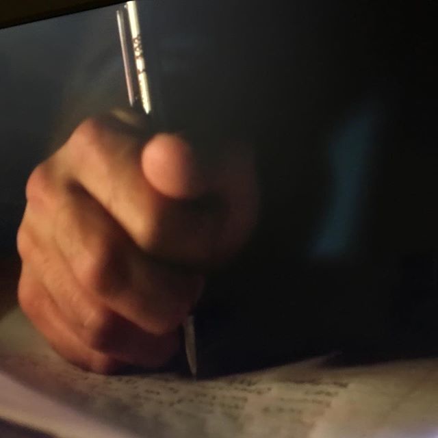 Ca fait plusieurs fois que je remarque ça dans les séries que je suis : c'est moi ou les américains tiennent leurs stylos d'une étrange manière ? J'imagine bien qu'il n'y a pas une seule manière de tenir son stylo (vu que ça fonctionne visiblement). Alors que je dis que c'est peut-être culturel ? Qu'en France on apprend à coincer le stylo entre le bout de ses trois doigts mais qu'ailleurs on apprend d'autres manières ? Vous savez vous ?