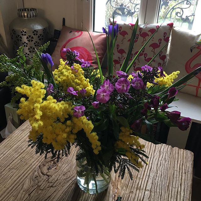 La fille qui s'offrait des fleurs
