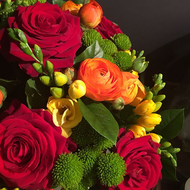 La maison est fleurie... il y a le bouquet que les enfants ont offert à leur papa dont c'est l'anniversaire aujourd'hui, les fleurs offertes par mes amis parce que je me suis croutée +++ vendredi et qu'en dehors d'une contusion bien moche à l'épaule, je suis mortifiée de ne pas avoir couru mon semi dimanche... les lys de mon mari pour la même raison et le petit pot de fleurs que Maëlle a offert à sa soeur juste pour lui faire plaisir. Sans parler de mon bouquet de la semaine dernière. Pas de doute, c'est le printemps ! #merci
