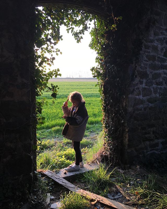 On a trouvé une maison abandonnée recouverte de lierre #magie #histoire #enfance