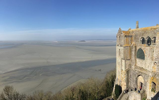 Les pierres du mont-st-Michel viennent des îles de Chausey, pour plusieurs raisons : c'était plus facile de transporter les pierres par la mer + les transports étaient taxés dès qu'on traversait un domaine et ça revenait cher + les îles Chausey, haut lieu de contrebande et de piraterie pdt le moyen-âge ont été offertes aux moines du Mont-St-Michel par Richard II, duc de normandie (= pierres gratuites) #montsaintmichel #ciloubidouillesorties
