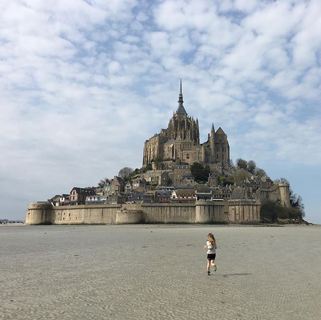 Au-revoir le Mont-Saint-Michel. Encore une fois, tu nous as enchanté. #montsaintmichel #ciloubidouillesorties