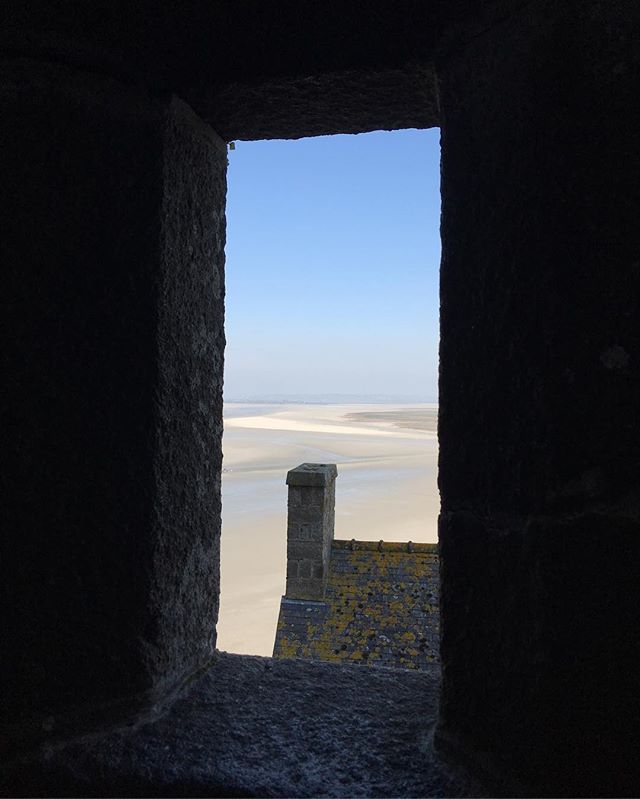 Lucarne qui ouvre sur la baie du mont-st-michel #montsaintmichel #ciloubidouillesorties