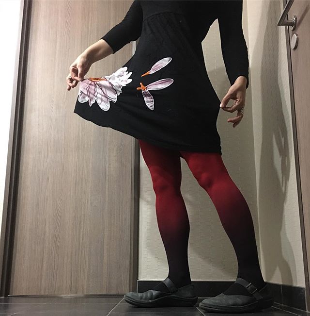 Je vous salue en direct des toilettes du boulot ^^ ! Et vous ? Vous êtes où au moment où vous lisez ce message ? #ciloubidouillecollant #tights