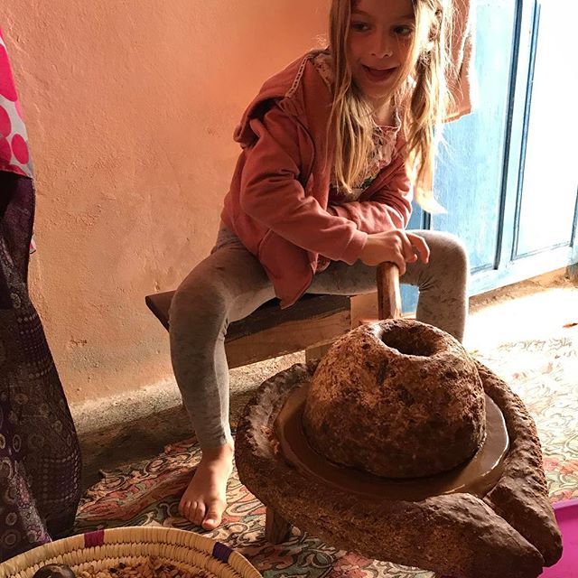 Siloë broie les amandes torréfiées de l'arganier entre deux pierres #huiledargan #essaouira #ciloubidouilleauMaroc