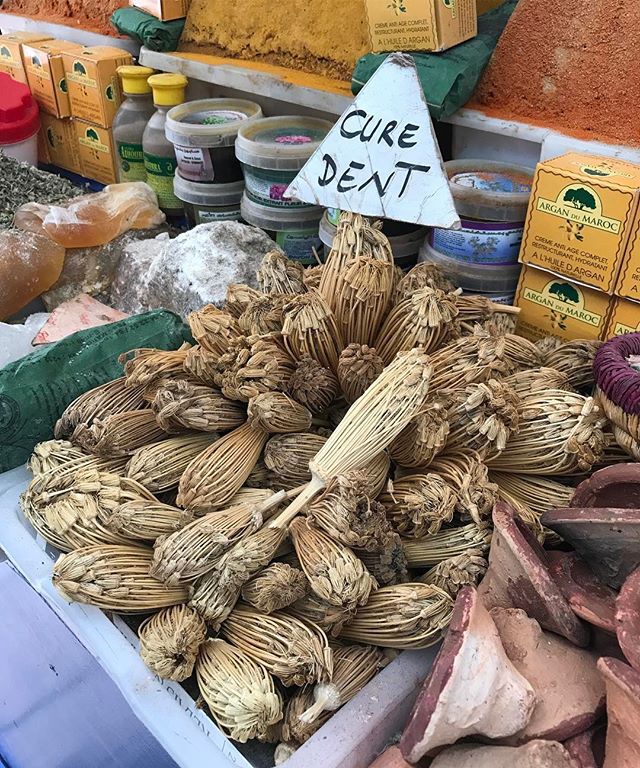 Savon noir pas noir à gauche, cure-dents au centre et rouge à lèvre à droite (dans les mini-tajines)