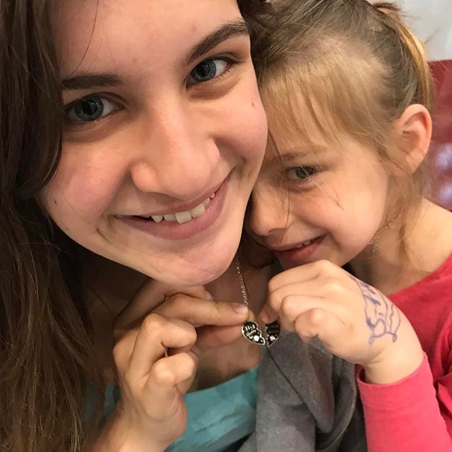Deux demi-coeurs : sur celui de Maëlle il y a écrit "big sister" et sur celui de Siloë "little sister".