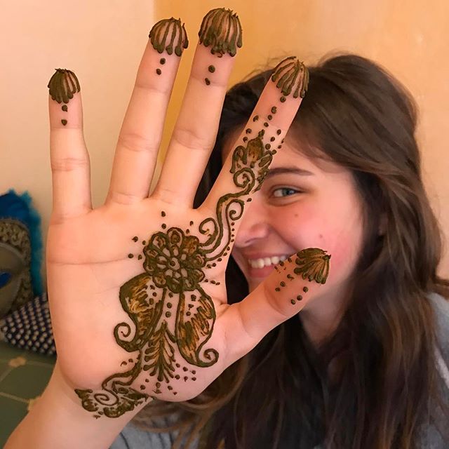 Pendant qu'une équipe fait de l'huile d'argan, l'autre se fait tatouer au henné :) #essaouira #ciloubidouilleauMaroc