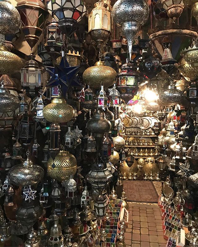 On cherche la lampe d'Aladin #jemaaelfna #marrakech #ciloubidouilleauMaroc