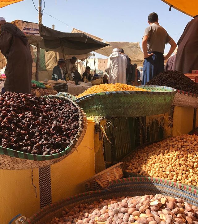 Et partout des paniers remplis de graines, de fruits séchés, de fruits secs... #haddraa #ciloubidouilleauMaroc #essaouira