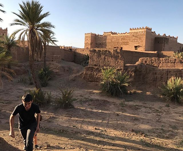 Et partout d'anciennes kasbahs, témoignage du Maroc d'autrefois. On joue aux aventuriers entre les murs rouges abandonnés #agdz #ciloubidouilleauMaroc #kasbah #maroc