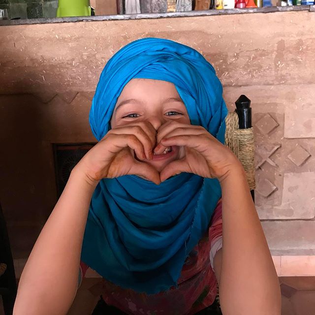 Pause dejeuner (des pâtes... il faut commander pour les tajines... pffff) ! On a appris a s'enrubanner façon nomade berbère #zagora #ciloubidouilleauMaroc #maroc #désertmarocain