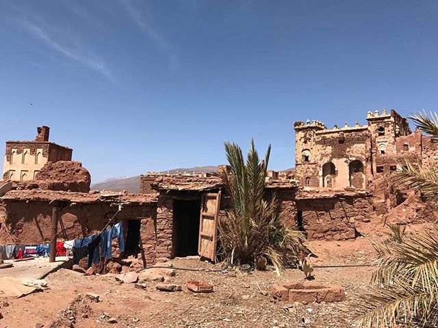 Cet endroit improbable est la kasbah (le palais) d'un pasha du siècle dernier. Il est très dégradé mais à l'intérieur on croise encore des merveilles #telouet #familleglaoui #montagnesAtlas #ciloubidouilleauMaroc