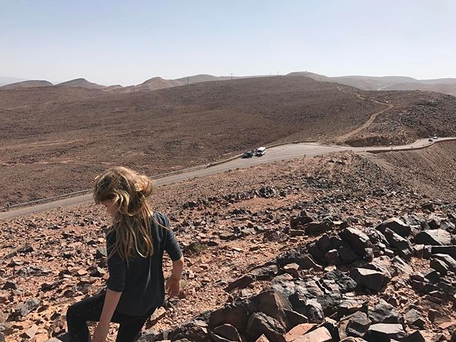 Le paysage devient aride, poussiereux, caillouteux... on va passer la nuit à Agdz (ils ont dû paumer les voyelles ^^) #ciloubidouilleauMaroc