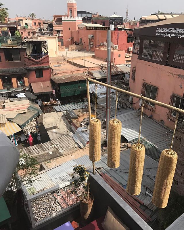 Autre vue des toits de Marrakech :). Richesse et misère qui se cotoient... #marrakech #ciloubidouilleauMaroc