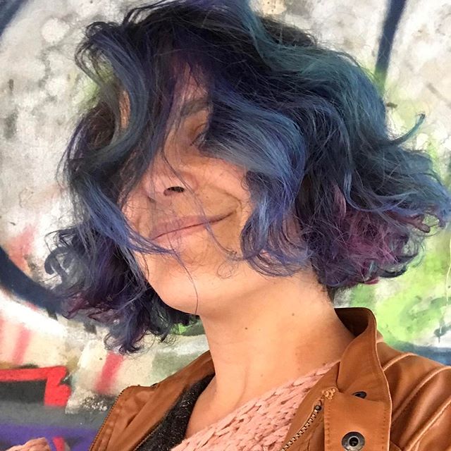 J'ai hésité avec un orange flamboyant puis je suis restée classique... Cilou is blue #bluehair