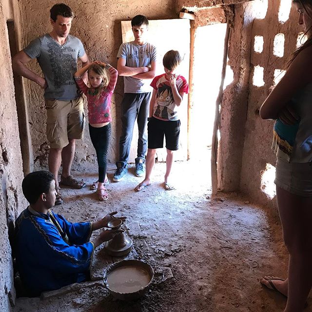 Notre guide nous impose des visites parfois, comme celle de cette fabrique de poteries. Même si ça me gonfle profondemment, on finir toujours par s'intéresser aux choses :) #zagora #désertmarocain #ciloubidouilleauMaroc #maroc