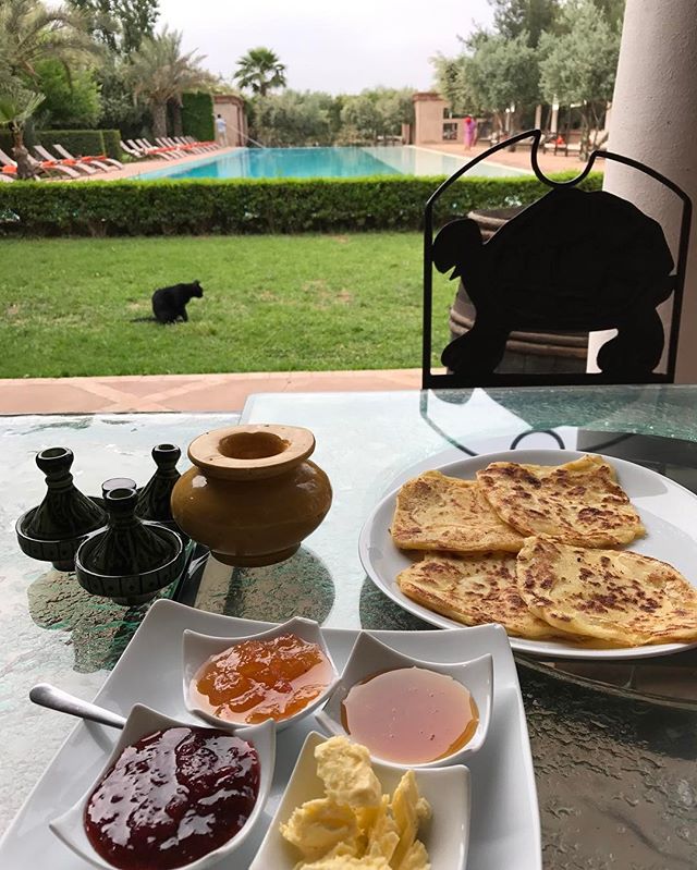 Petit dej frisquet (il fait environ 14° le matin, 32° le midi et 25° le soir...). C'est assez agréable en fait :) #marrakech #ciloubidouilleauMaroc