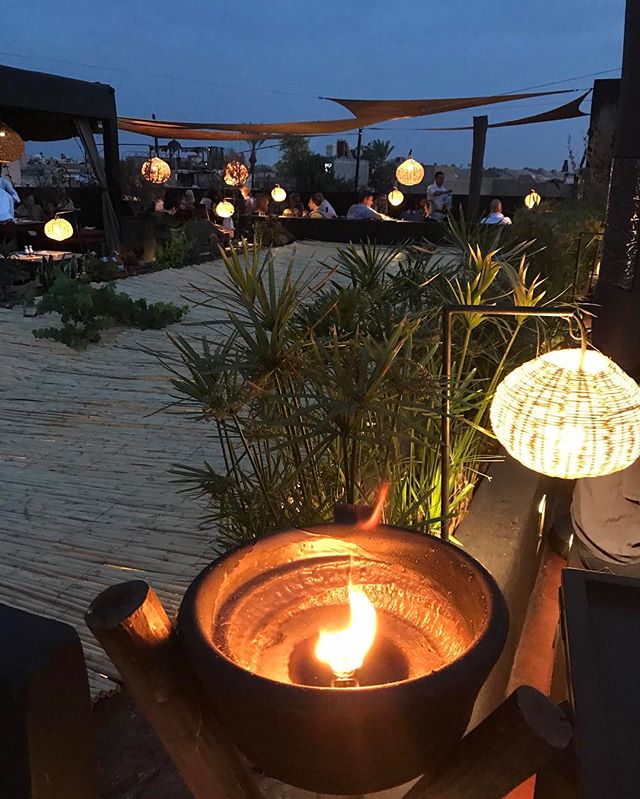 On vous recommande La terrasse des Épices, très chouette restaurant rooftop de Marrakech. Le lieu est superbe, la nourriture est très correcte et l'accueil vraiment chouette. Réservez si possible #marrakech #ciloubidouilleauMaroc #laterrassedesepices