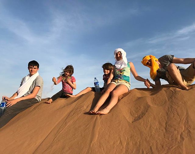 Réunion au sommet (on est sur la plus haute dune en attendant que le soleil se couche) #désertmarocain #chegaga #ciloubidouilleauMaroc #maroc
