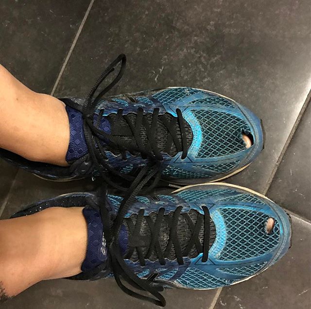 Je suis la fille qui va courir, qui prend bien ses affaires le matin mais qui oublie les chaussettes ! Pis comme ça on voit encore mieux les trous #relou #boulet (tiens, au passage, question aux pros du running : ca se change tous les combien les pompes de course ?)