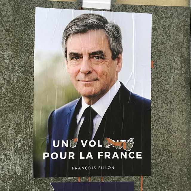 La créativité de la rue. Pas de message particulièrement politique (même si clairement je ne voterai pas pour ce monsieur), juste le plaisir de constater finalement que les gens ne sont pas si passifs qu'on veut nous le faire croire. Ils interagissent avec leur environnement, parfois via des détournements d'affiches, de panneaux de signalisation, parfois en apportant des couleurs via les jolis grafittis, le yarn bombing, parfois en végétalisant la ville... j'aime bien observer ces différentes formes de citoyenneté et d'appropriation des espaces publiques pour se faire entendre, dire j'existe, je pense, je me bouge, je me mobilise...