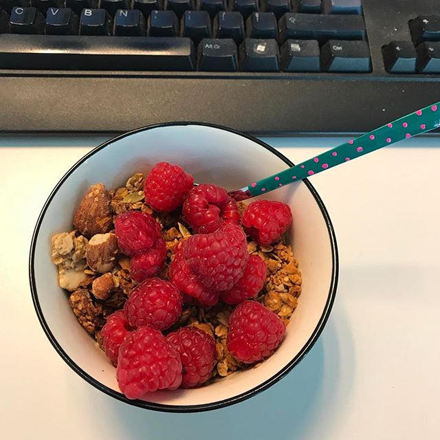 Je fais partie de ces gens qui petit-déjeunent au boulot (et qui adorent faire ça). Et vous ?