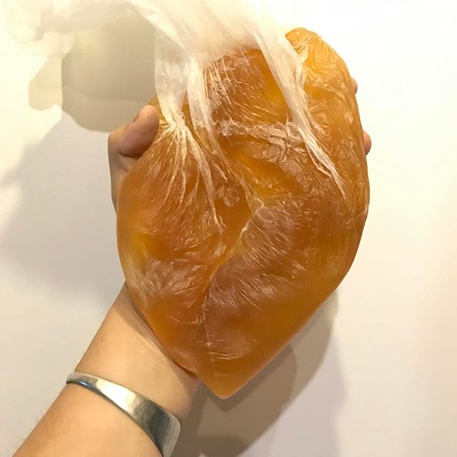 J'ai acheté du savon noir pas noir au Maroc mais je ne sais pas m'en servir. Des conseils les gens ? Que sur le corps ? Visage ? Cheveux ? Ca doit "poser" ? Ca remplace le savon tout court ? A quelle fréquence ? Merci beaucoup de votre aide.