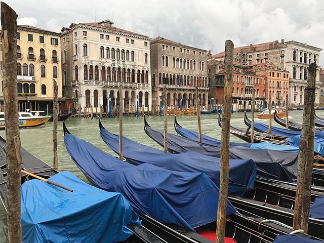 Il pleut sur Venise mais ça n'enlève pas mon sourire !! #ciloubidouilleaVenise #venise #ciloubidouillesorties #pagode