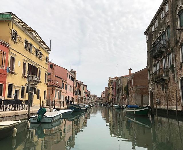 Nous sommes dans le ghetto, le quartier juif de Venise, on déambule dans le canal, c'est hyper sympa (et physique ! @rowvenice #ciloubidouilleaVenise #venise #ciloubidouillesorties
