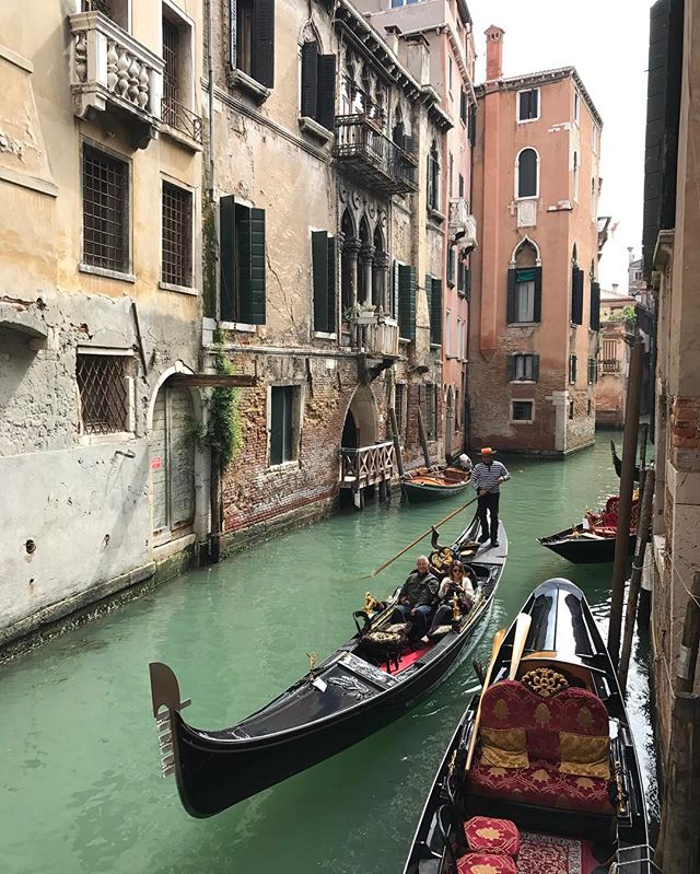 Petit cliché de Venise... on a retouvé un chouette soleil (et les touristes) alors on a fui la foule pour des quartiers moins fréquentés... #venise #ciloubidouilleaVenise #ciloubidouillesorties