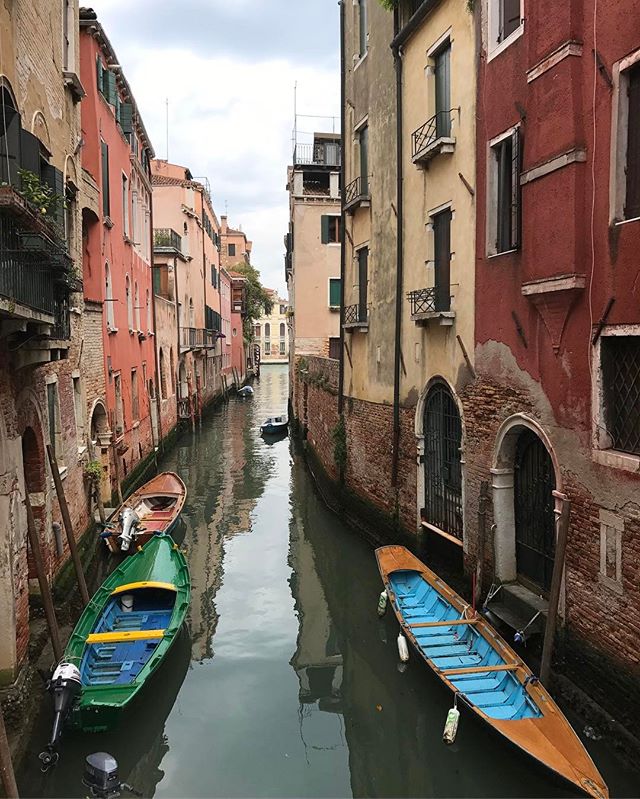 Il n'y a pas une rue de Venise que je n'ai pas aimée. J'ai hâte de revenir en famille ici. #venise #ciloubidouilleaVenise #cannaregio