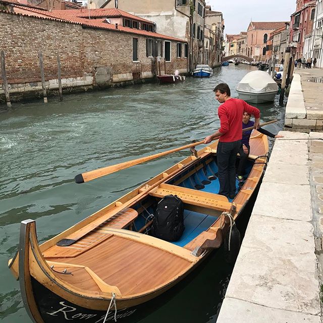 Au lieu de se faire promener par des gondoliers, on a choisi de prendre un cours pour apprendre à ramer nous-même. Ca coûte le mm prix (80€) mais ca dure deux fois plus longtemps + loin des touristes + super drôle ! On a adoré ! Je vous recommande Rowvenice.org #rowvenice #ciloubidouilleaVenise #venise