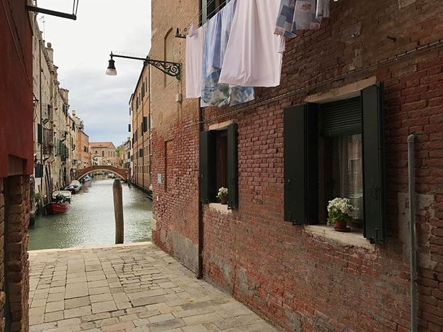 Je suis vos conseils, je me perds dans les rues (même si en 2017 et Internet, se perdre vraiment est compliqué). En attendant c'est vraiment chouette !!! #ciloubidouillesorties #venise #ciloubidouilleaVenise