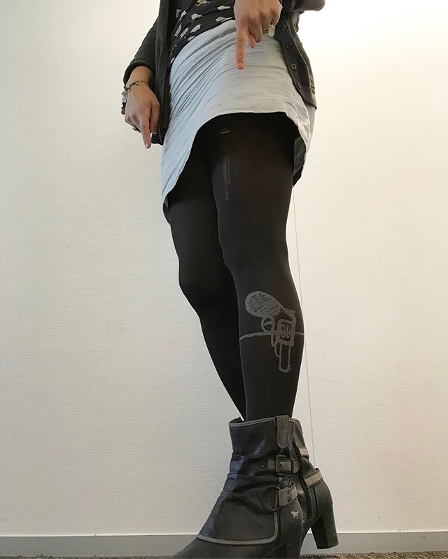 Mes collants sont filés. Je m'en suis aperçue en les mettant ce matin. Alors pourquoi ne les ai-je pas fichus à la pubelle ? Un mélange de sentimentalisme (75%) et d'absence de pression vestimentaire (25%). Ces collants ont bien 5 ans. Ils m'ont été offerts par le patronami. Je les ai bcp portés à une époque ou j'avais bien moins de choix que maintenant. Alors baroud d'honneur pour cette paire qui me plait tjrs autant ! Filés mais aimés ! ^^ #ciloubidouillecollant #tights