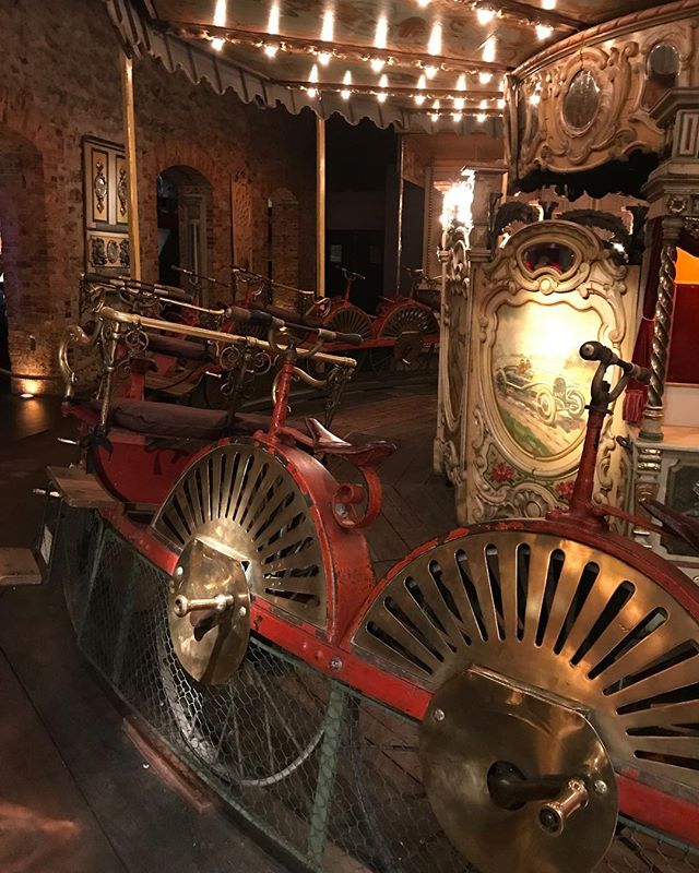 Ce velocipède a 120 ans ! Faut pédaler pour que le manège tourne. Il peut aller jusqu'à 60 km/h ! A l'époque, les gens découvraient la sensation de vitesse. #museedesartsforains