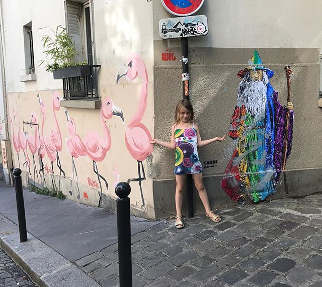 Maman, c'est dingue les dessins ici #montmartre #streetart