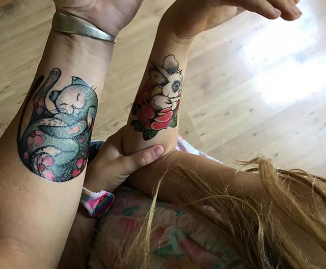 Un chat sur un gros bras de brunette, un lapin sur un petit bras de blondinette. On avait besoin de faire un truc rigolo ce matin toutes les deux, pour se donner du courage :) #tatouageséphémères #ciloubidouilletattoo