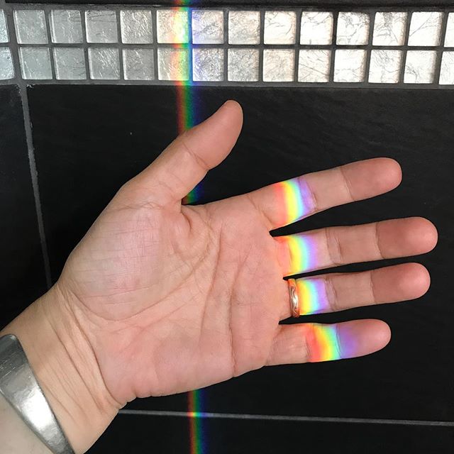 Des bagues en arc-en-ciel... Que j'aime ces jeux de lumière !