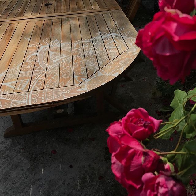 Elle a l'air de vous plaire ma customisation de table de jardin ! Merci de vos messages sur mon blog. Ca booste. #ciloubidouille #posca #gardentable