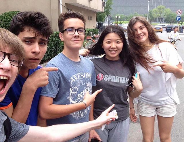 Pendant ce temps-là, Maëlle et Erwan passent 15 jours en Chine à Pékin avec deux copains. Ma soeur les héberge et tous les 4, ils sillonnent la ville et tentent de perfectionner leur chinois ! Là, ils ont accosté une copine de #spartanracefrance visiblement :). #china #pekin #beijing #luckyteens