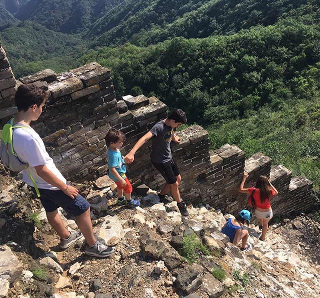 Mes grands sur la muraille de Chine. Il y a les zones touristiques à la Disney et puis il y a des zones plus sauvages...#china #grandemurailledechine