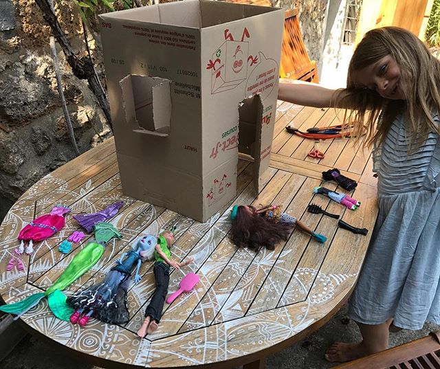Les cartons de déménagement des copains font de bonnes cabanes pour les poupées visiblement !