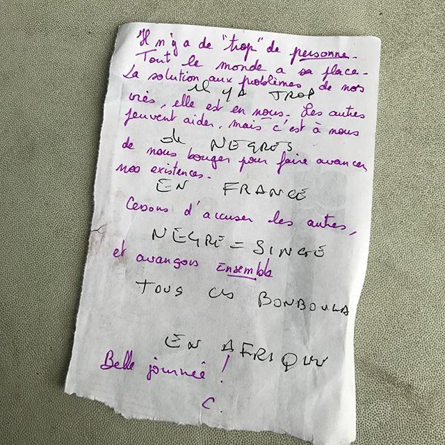 J'aimerais bien qu'il me réponde mon raciste anonyme... je lui offrirais un verre et mon aide si c'est à ma portée. Parce que je crois que dans le rejet des autres, il y a simplement une incapacité personnelle à avancer, une frustration dont on reporte la faute sur autrui. Depuis qu'elle existe, l'humanité a démontré son potentiel de bienveillance et son savoir-faire pour le vivre-ensemble. Certes il y a des trucs pourris mais le chemin parcouru est plus que positif dans l'histoire de l'homme. Et le bilan n'est pas fini, alors bossons nos sourires, bossons notre tolérance, bichonons nos mains pour les rendre douces à la caresse. Belle journée à vous tous, qui que vous soyez, où que vous soyez !