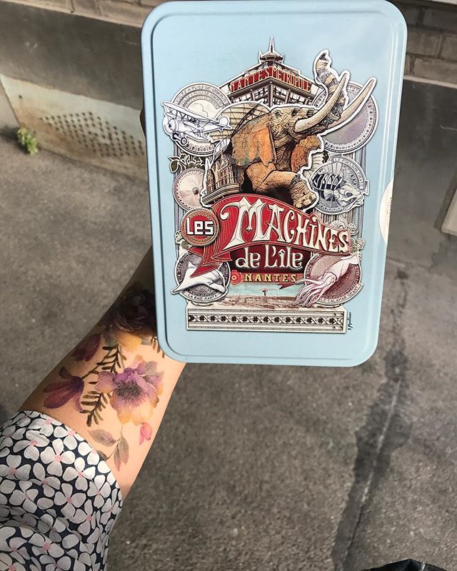 Prolonger la fête avec une boîte de biscuits magnifique achetée à Nantes. D'autres amoureux de boîtes metalliques dans le coin ?