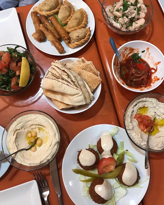 On a mangé au libanais ce soir et c'était succulent. Mais ce que j'ai aimé, c'est l'accueil de la patronne, gourmande, complice comme une grand-mère qui régalerait ses petits-enfants, exigente et généreuse ! @lelibanaisdissylesmoulineaux #issylesmoules #libanais