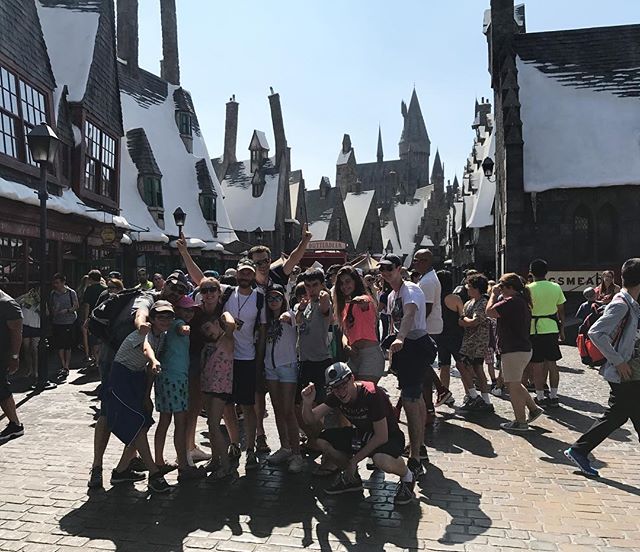 Devant l'entrée de la zone Harry Potter du parc #gniiii (on voyage à 16 personnes) #losangeles #universalstudioshollywood #ciloubidouilleinUSA