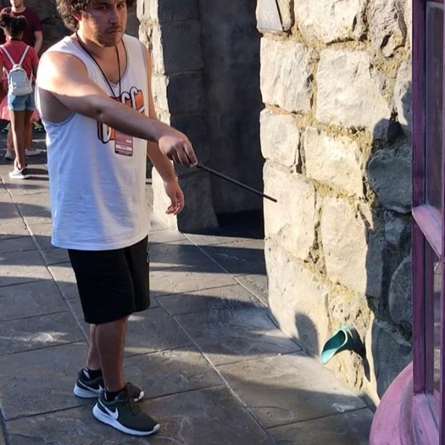 Les boutiques du chemin de traverse s'animent si on agite sa baguette (connectée) devant... rigolo ! #universalstudioshollywood #losangeles #ciloubidouilleinUSA