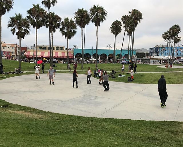 En face du skate parc, la piste pour ceux qui font du roller (et qui dansent en musique) #venice #losangeles #ciloubidouilleinUSA