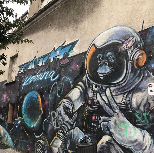 Hâte d'aller voir le dernier opus de la Planète des singes. Pis aussi Valérian, qui m'intrigue ! J'ai adoré cette BD enfant. #streetart #vitry